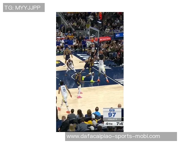 巴特勒强势突破篮下完成折叠打进并造成对手犯规精彩瞬间 巴特勒强势突破篮下完成折叠打进并造成对手犯规精彩瞬间